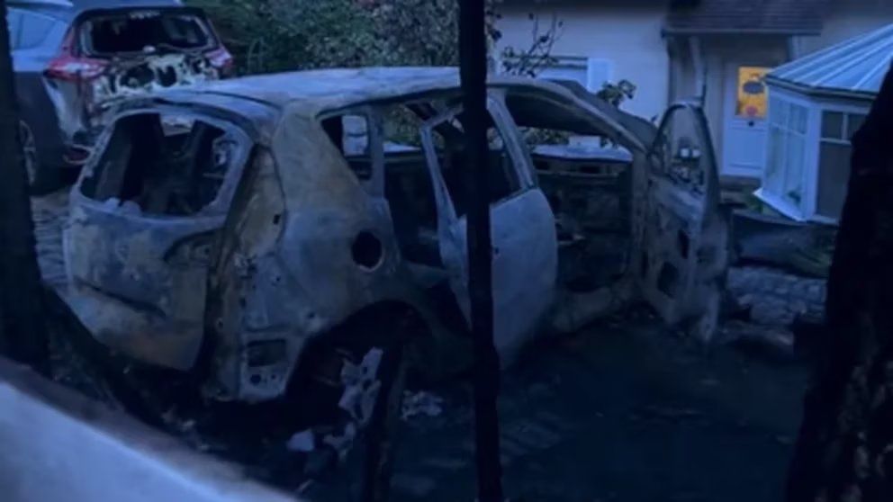 Francia: Estrellan auto incendiado contra casa de alcalde