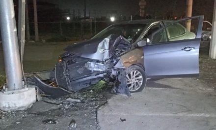 Intentó ganarle el paso al tren y terminó chocando en Saltillo