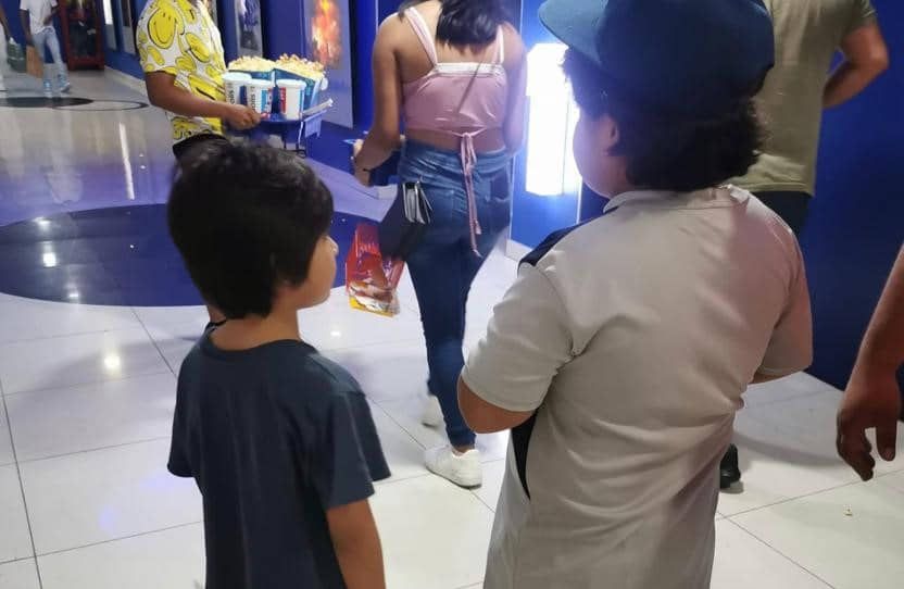 Mujer lleva a sus hijos al cine en Cancún y los abandona… fue al baño y nunca regresó