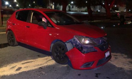 Conductora se pasó el alto y provocó aparatoso percance en Saltillo