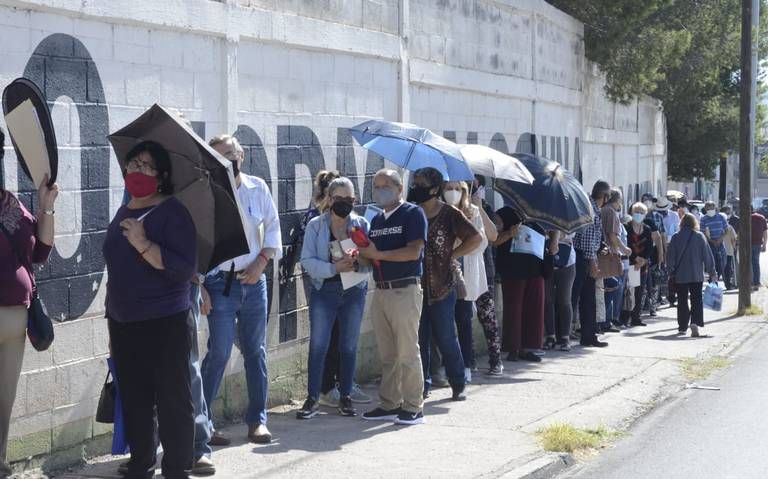 Largas filas para cobro de pensión en Saltillo