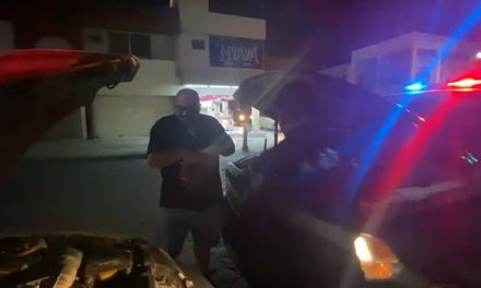 La policía de Saltillo se sacó un 10; ayudan a automovilista en problemas.