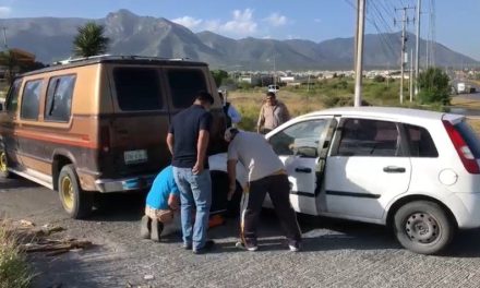 Conductor es proyectado contra camioneta al sur de Saltillo