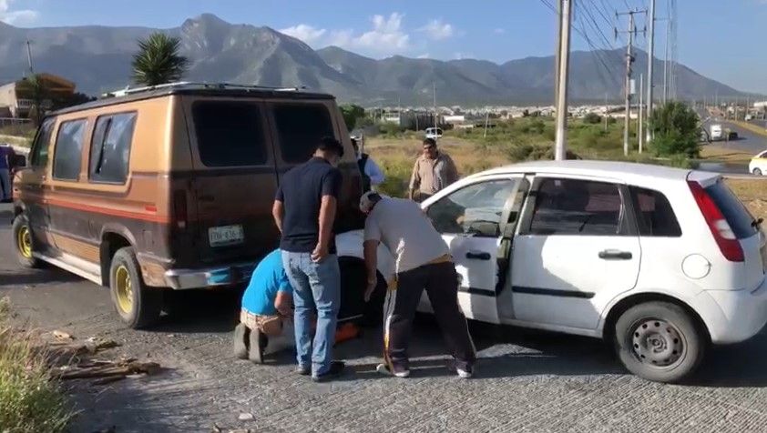 Conductor es proyectado contra camioneta al sur de Saltillo