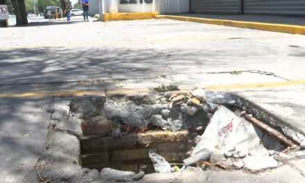 Hay un registro destapado que parece una noria en Saltillo