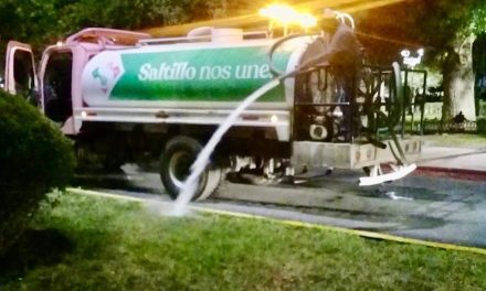 Intensifica Gobierno de Saltillo riego en áreas verdes