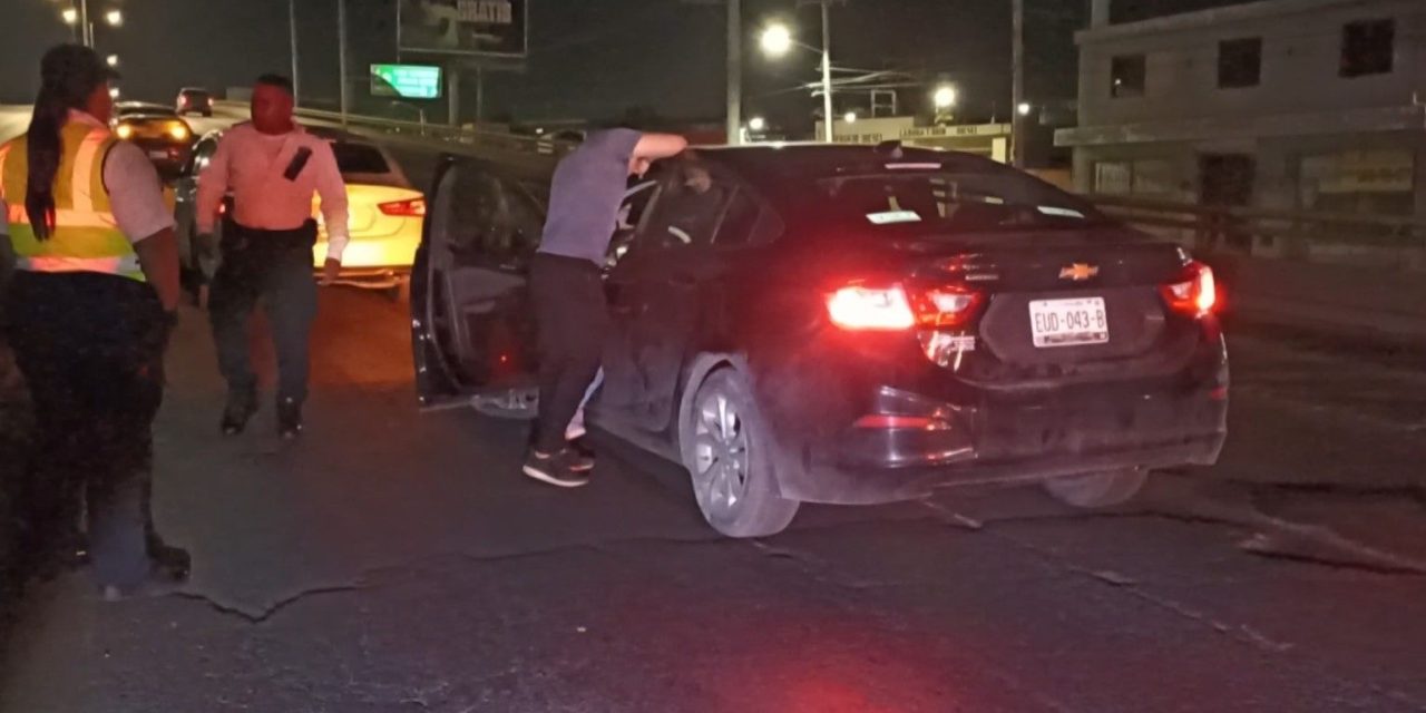 Se distrae con el celular y provoca un accidente en Saltillo