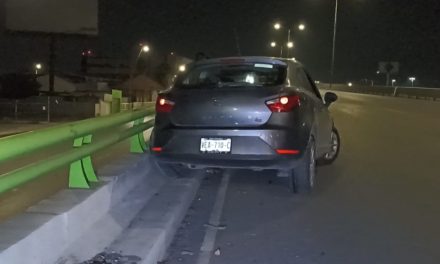 Se duerme y choca en el puente en Saltillo