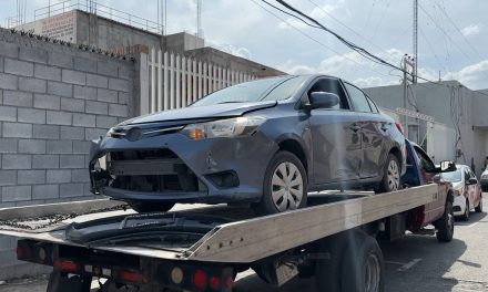 Hombre se pasa rojo y provoca choque en el centro de Saltillo