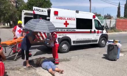 Sexagenaria terminó sobre el asfalto en Saltillo; conductor la arrolló y siguió con su camino