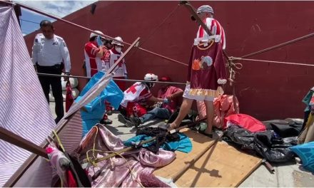 Le fallan los frenos, derriba puesto de ropa y lesiona comerciante al oriente de Saltillo