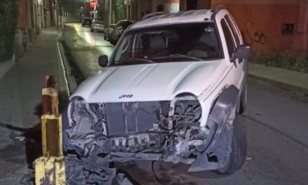 Sube a la banqueta y se descontrola en Saltillo