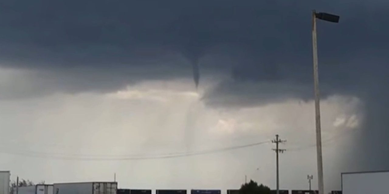 A punto de formarse un tornado en Saltillo