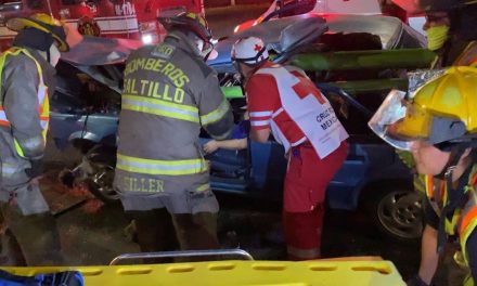 Vivió para contarlo; conductor se impactó contra barrera metálica en Saltillo