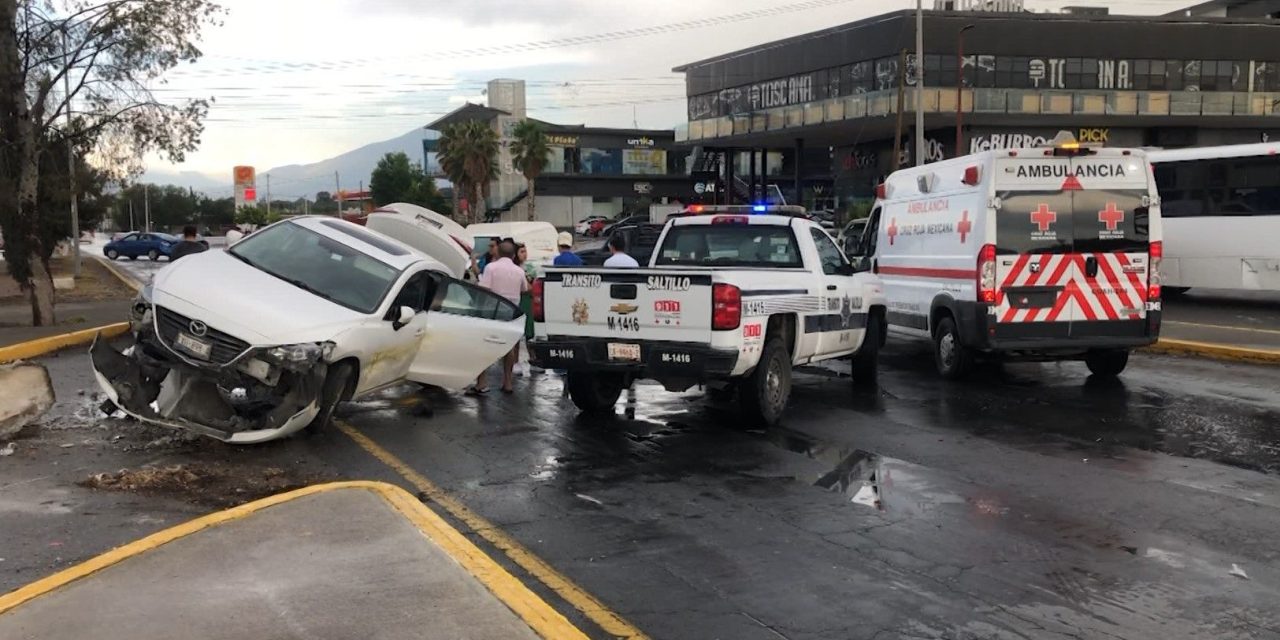 Por invadir carril terminó volcado en Valdés Sánchez