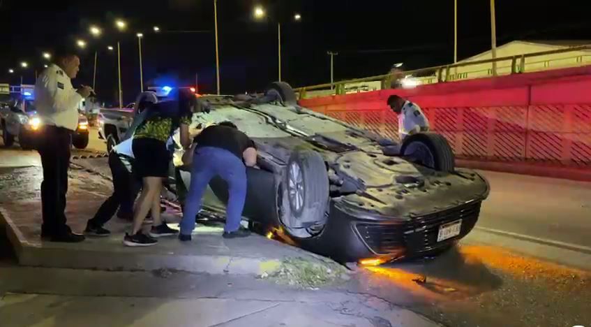 Vuelca su vehículo al manejar en estado de ebriedad en el norte de Saltillo