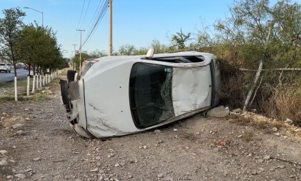 Vuelca su auto en Ramos Arizpe pero resulta ilesa
