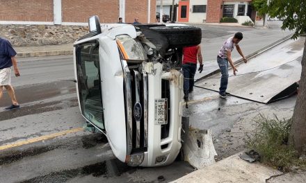 Acelerado conductor vuelca su camioneta al norte de Saltillo