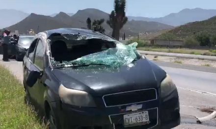 Vuelca auto y gira hasta quedar en sus cuatro llantas en la carretera Saltillo-Torreón