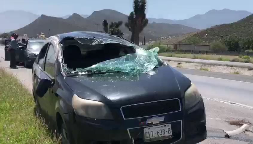 Vuelca auto y gira hasta quedar en sus cuatro llantas en la carretera Saltillo-Torreón
