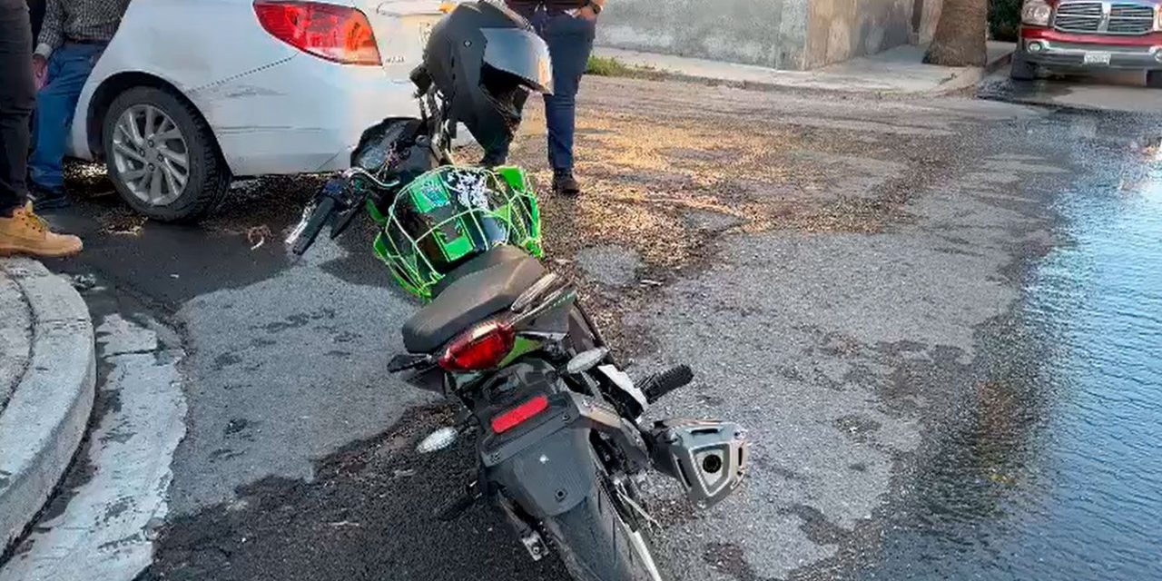 Saltillo: abuelito de 83 años termina en el asfalto; motociclista lo arrolló en la Provivienda