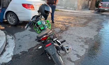 Saltillo: abuelito de 83 años termina en el asfalto; motociclista lo arrolló en la Provivienda