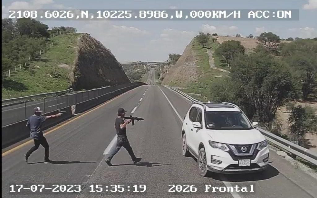 Con armas largas y en sentido contrario, así asaltan en autopista de Jalisco