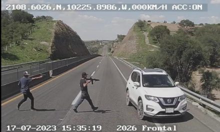 Con armas largas y en sentido contrario, así asaltan en autopista de Jalisco