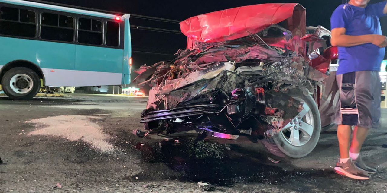 Transporte de personal choca y deja 3 heridos en Sabinas