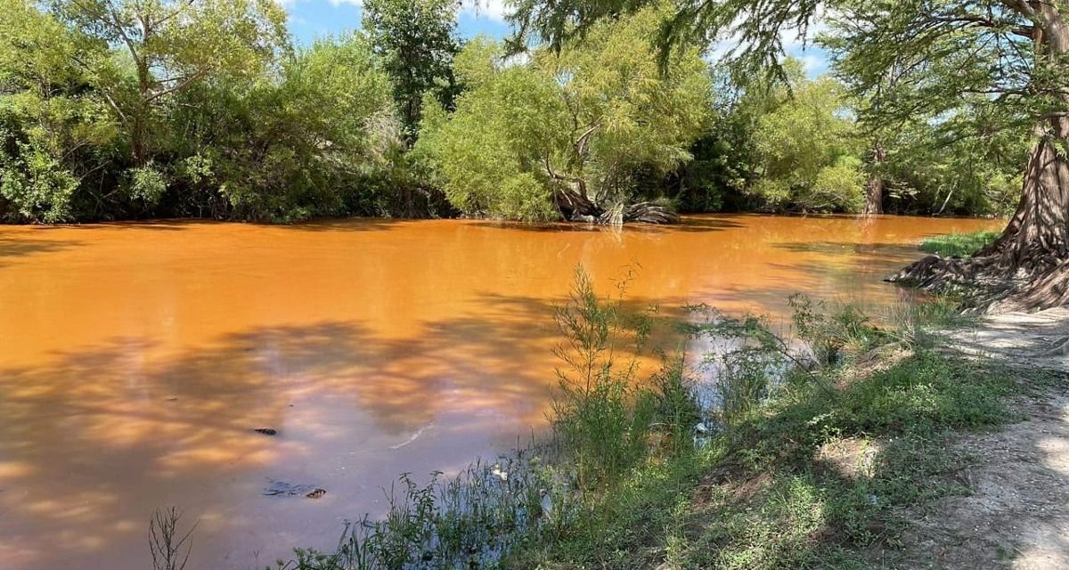 Sigue contaminación del río Sabinas