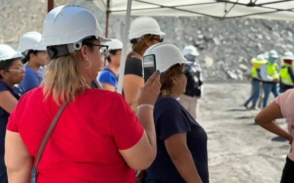 Familiares de mineros visitan El Pinabete
