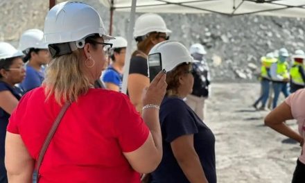 Familiares de mineros visitan El Pinabete