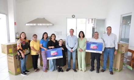 Equipa Ayuntamiento de Acuña casa OMNIA con computadoras