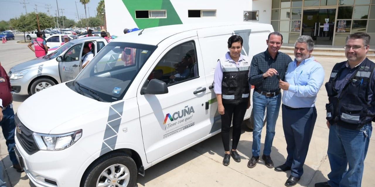 Entrega alcalde de Acuña vehículos a cuatro direcciones