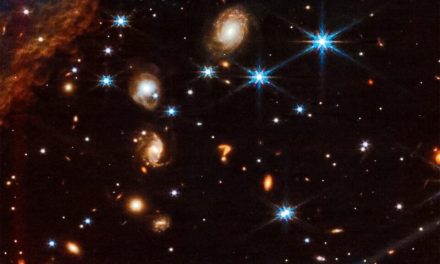 Telescopio James Webb halla misteriosa galaxia con forma de signo de interrogación