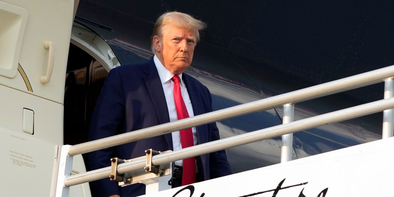 Se entrega Donald Trump ante justicia estadounidense y es liberado tras pago de fianza