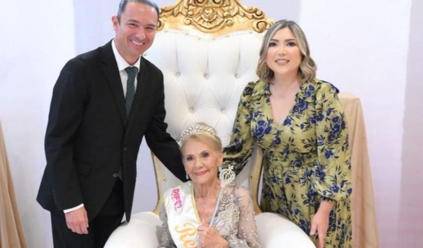 Coronan a reina del adulto mayor en Acuña