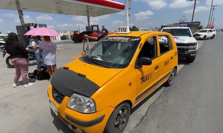 Taxista invade carril y embiste a motociclista en Saltillo