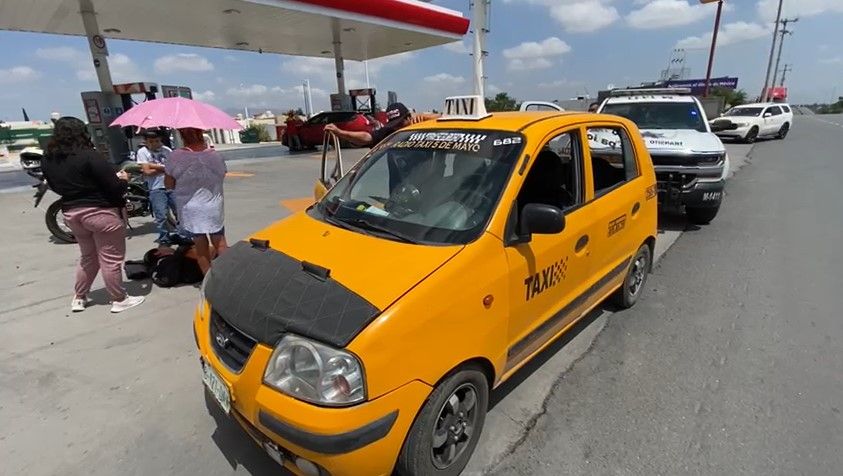 Taxista invade carril y embiste a motociclista en Saltillo