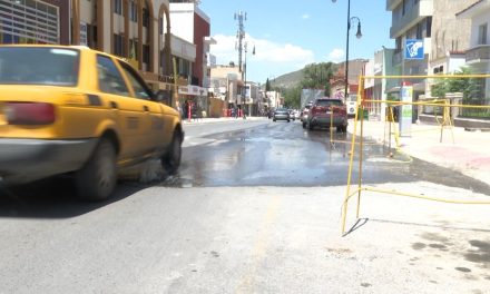 Aguas negras aromatizan el centro histórico de Saltillo