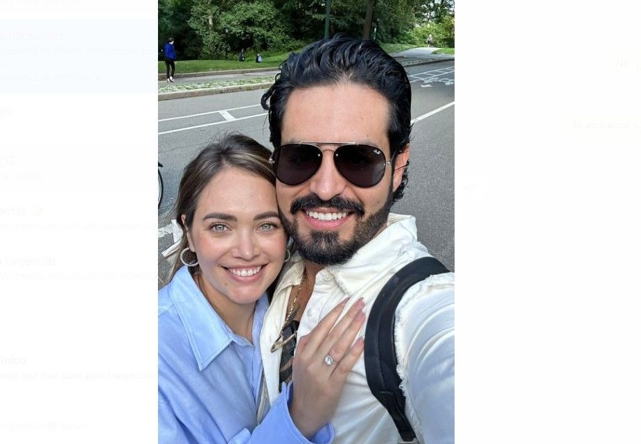Alex Martínez  le propone matrimonio a su novia Areli Flores en Nueva York