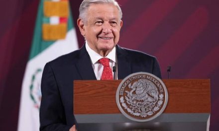 AMLO reconoce que los libros de texto sí tienen errores… pero menos que antes