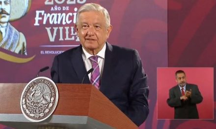 AMLO presume que SNTE apoya libros de texto de la 4T