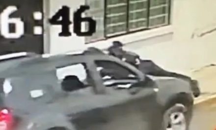 Conductor arrastra a policía varios metros en Toluca para no pagar una infracción (video)