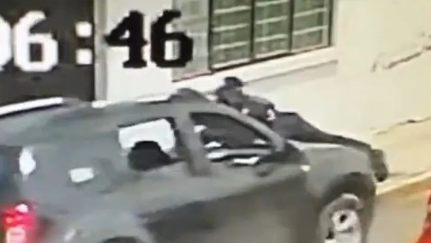 Conductor arrastra a policía varios metros en Toluca para no pagar una infracción (video)