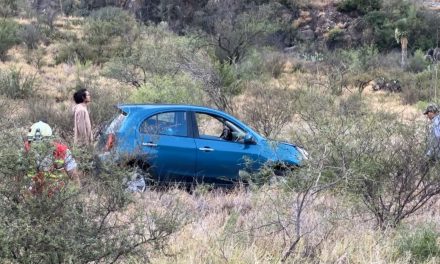 Mujer cae a barranco al dar un volantazo en la carretera antigua a Monclova