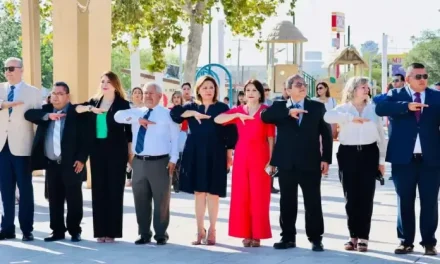 Autoridades de Sabinas presiden honores a la bandera