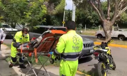 Saltillo: Motociclista se cayó de su unidad y presentó lesión en uno de sus brazos