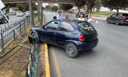 Le chocan a mujer y se impacta en barandal de V. Carranza