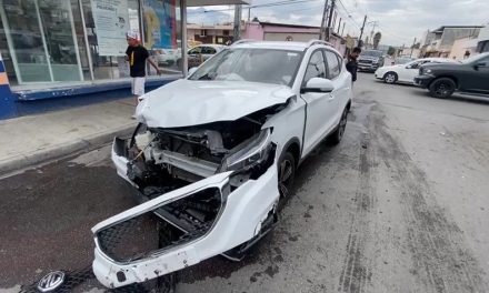 Ambos alegan luz verde en el semáforo y terminan chocando en el centro de Saltillo